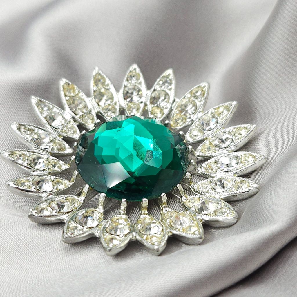 Spilla anni '50 firmata Sarah Coventry, metallo color argento con grandissimo cristallo smeraldo centrale cristalli diamante - VINTAGE AMORE MIO