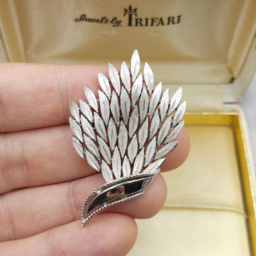 Spilla Trifari del 1960 circa, decoro botanico, lega Trifanium color argento satinato con dettagli lucidi - VINTAGE AMORE MIO
