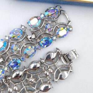 Demi parure della seconda metà degli anni '50, firmata Trifari, composta da bracciale e grandi orecchini a clip, realizzati in lega Trifanium color argento con cristalli azzurri aurora borealis taglio rotondo e ovale - VINTAGE AMORE MIO