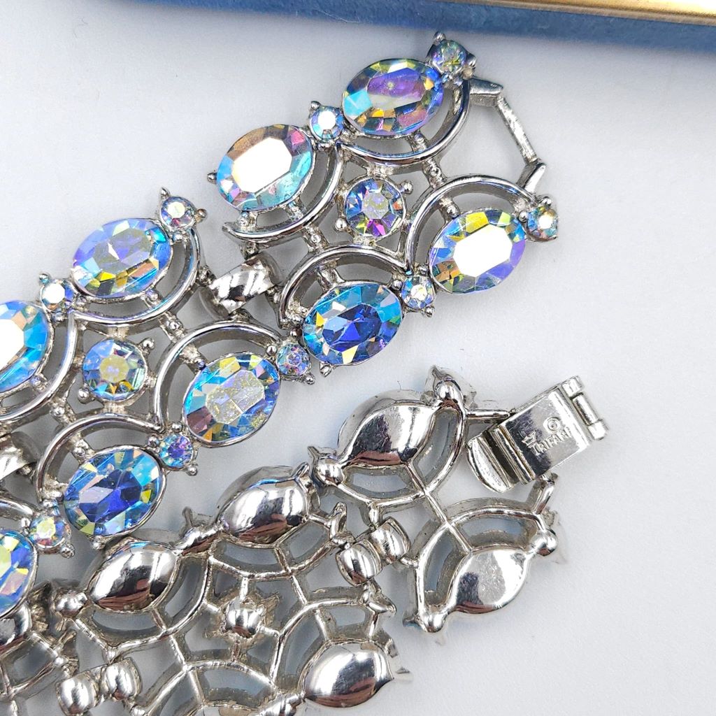 Demi parure della seconda metà degli anni '50, firmata Trifari, composta da bracciale e grandi orecchini a clip, realizzati in lega Trifanium color argento con cristalli azzurri aurora borealis taglio rotondo e ovale - VINTAGE AMORE MIO