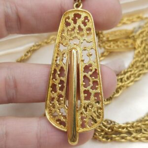 Collana firmata Trifari risalente al 1960 circa, con doppia catena e grande pendente, realizzata in lega Trifanium color oro con lavorazione a cera persa e dettagli lucidi - VINTAGE AMORE MIO