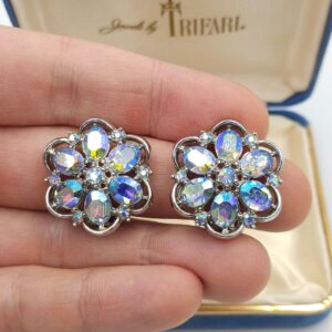 Demi parure della seconda metà degli anni '50, firmata Trifari, composta da bracciale e grandi orecchini a clip, realizzati in lega Trifanium color argento con cristalli azzurri aurora borealis taglio rotondo e ovale - VINTAGE AMORE MIO