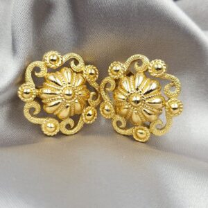 Orecchini Trifari a clip risalenti al 1960 circa, realizzati in lega Trifanium color oro con lavorazione satinata e lucida - VINTAGE AMORE MIO