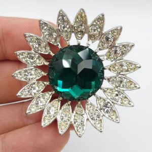 Spilla anni '50 firmata Sarah Coventry, metallo color argento con grandissimo cristallo smeraldo centrale cristalli diamante - VINTAGE AMORE MIO