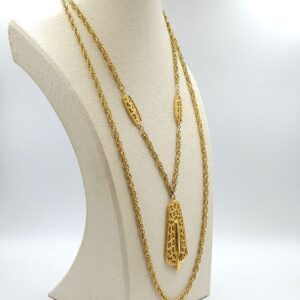 Collana firmata Trifari risalente al 1960 circa, con doppia catena e grande pendente, realizzata in lega Trifanium color oro con lavorazione a cera persa e dettagli lucidi - VINTAGE AMORE MIO