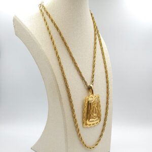 Collana Trifari composta da due spesse catene con maglie a torchon e da un grande pendente in lega Trifanium color oro con lavorazione satinata e lucida - VINTAGE AMORE MIO