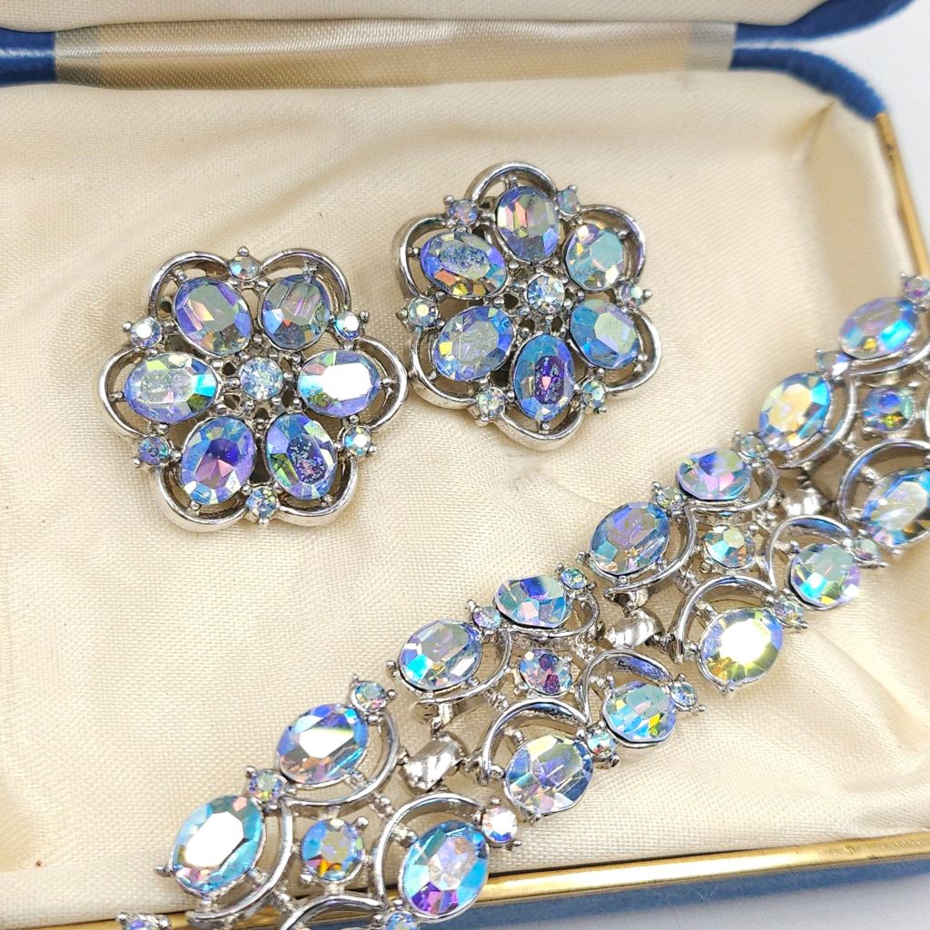 Demi parure della seconda metà degli anni '50, firmata Trifari, composta da bracciale e grandi orecchini a clip, realizzati in lega Trifanium color argento con cristalli azzurri aurora borealis taglio rotondo e ovale - VINTAGE AMORE MIO