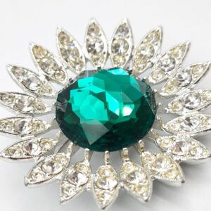 Spilla anni '50 firmata Sarah Coventry, metallo color argento con grandissimo cristallo smeraldo centrale cristalli diamante - VINTAGE AMORE MIO