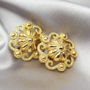 Orecchini Trifari a clip risalenti al 1960 circa, realizzati in lega Trifanium color oro con lavorazione satinata e lucida - VINTAGE AMORE MIO