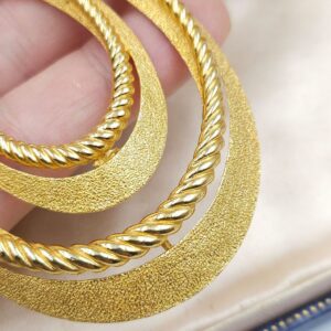 Collana firmata Trifari del 1960 circa con spessa catena e pendente snodato realizzato in lega Trifanium color oro con lavorazione satinata e profili a cordoncino - VINTAGE AMORE MIO