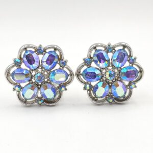 Demi parure della seconda metà degli anni '50, firmata Trifari, composta da bracciale e grandi orecchini a clip, realizzati in lega Trifanium color argento con cristalli azzurri aurora borealis taglio rotondo e ovale - VINTAGE AMORE MIO