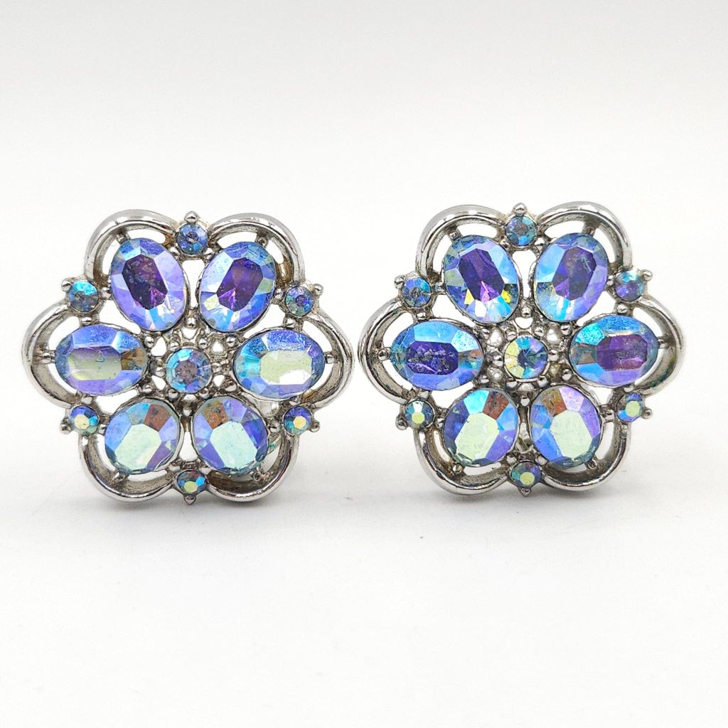Demi parure della seconda metà degli anni '50, firmata Trifari, composta da bracciale e grandi orecchini a clip, realizzati in lega Trifanium color argento con cristalli azzurri aurora borealis taglio rotondo e ovale - VINTAGE AMORE MIO