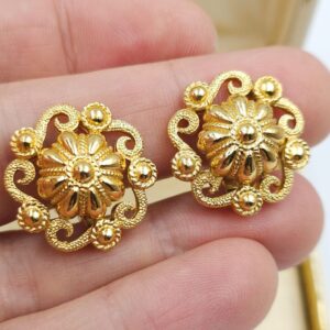 Orecchini Trifari a clip risalenti al 1960 circa, realizzati in lega Trifanium color oro con lavorazione satinata e lucida - VINTAGE AMORE MIO
