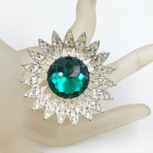 Spilla anni '50 firmata Sarah Coventry, metallo color argento con grandissimo cristallo smeraldo centrale cristalli diamante - VINTAGE AMORE MIO