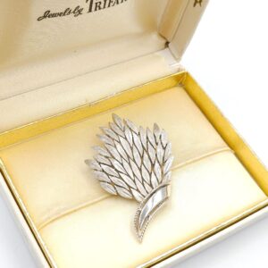 Spilla Trifari del 1960 circa, decoro botanico, lega Trifanium color argento satinato con dettagli lucidi - VINTAGE AMORE MIO