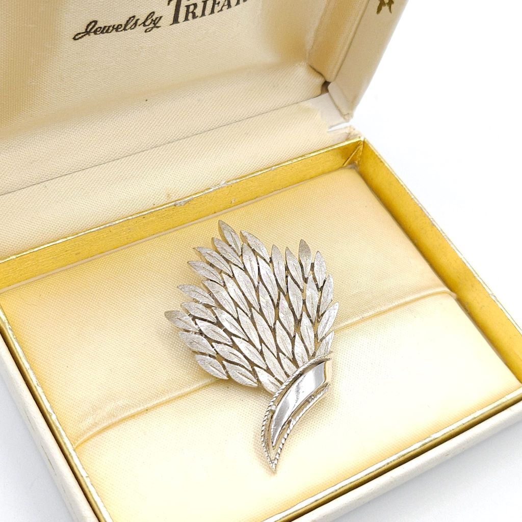 Spilla Trifari del 1960 circa, decoro botanico, lega Trifanium color argento satinato con dettagli lucidi - VINTAGE AMORE MIO