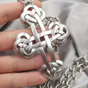 Collana firmata Trifari realizzata nei primissimi anni '60, composta da spessa catena e pendente a forma croce rielaborata, in lega Trifanium color argento satinato - VINTAGE AMORE MIO