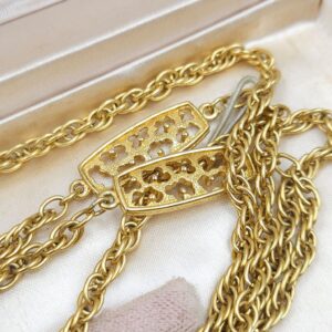 Collana firmata Trifari risalente al 1960 circa, con doppia catena e grande pendente, realizzata in lega Trifanium color oro con lavorazione a cera persa e dettagli lucidi - VINTAGE AMORE MIO