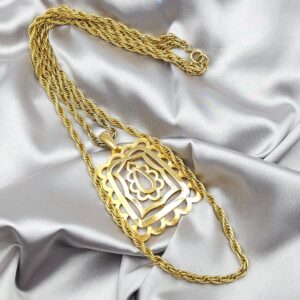 Collana Trifari composta da due spesse catene con maglie a torchon e da un grande pendente in lega Trifanium color oro con lavorazione satinata e lucida - VINTAGE AMORE MIO