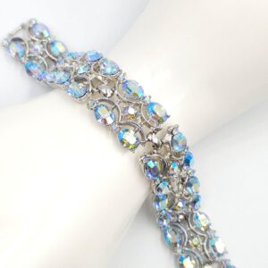 Demi parure della seconda metà degli anni '50, firmata Trifari, composta da bracciale e grandi orecchini a clip, realizzati in lega Trifanium color argento con cristalli azzurri aurora borealis taglio rotondo e ovale - VINTAGE AMORE MIO