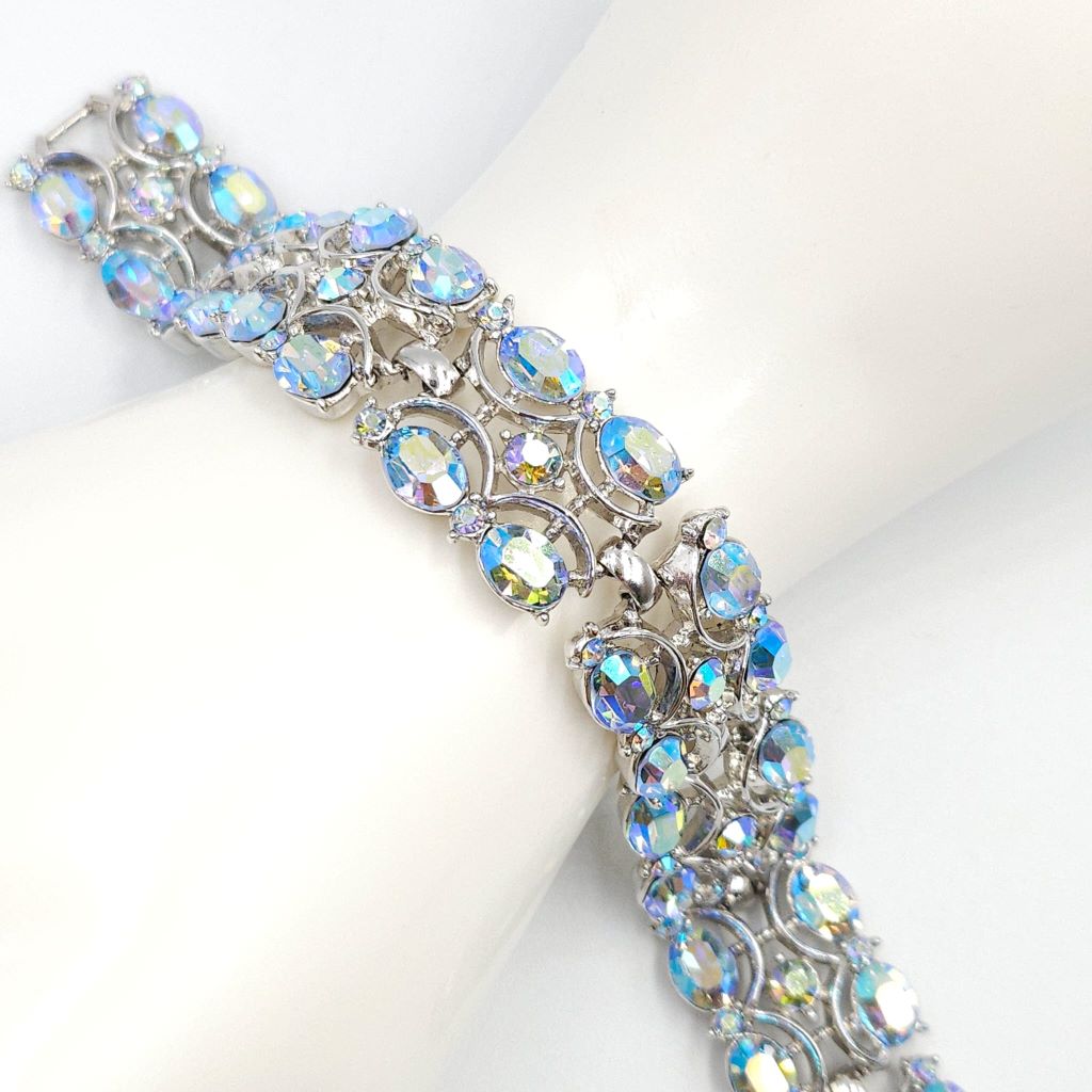 Demi parure della seconda metà degli anni '50, firmata Trifari, composta da bracciale e grandi orecchini a clip, realizzati in lega Trifanium color argento con cristalli azzurri aurora borealis taglio rotondo e ovale - VINTAGE AMORE MIO