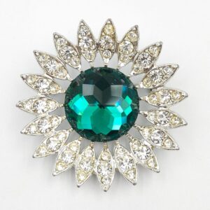 Spilla anni '50 firmata Sarah Coventry, metallo color argento con grandissimo cristallo smeraldo centrale cristalli diamante - VINTAGE AMORE MIO