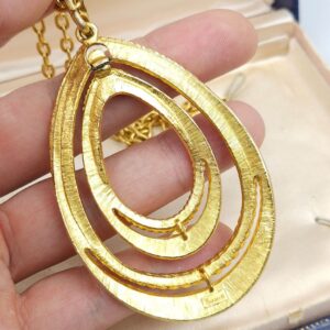 Collana firmata Trifari del 1960 circa con spessa catena e pendente snodato realizzato in lega Trifanium color oro con lavorazione satinata e profili a cordoncino - VINTAGE AMORE MIO