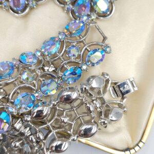 Demi parure della seconda metà degli anni '50, firmata Trifari, composta da bracciale e grandi orecchini a clip, realizzati in lega Trifanium color argento con cristalli azzurri aurora borealis taglio rotondo e ovale - VINTAGE AMORE MIO