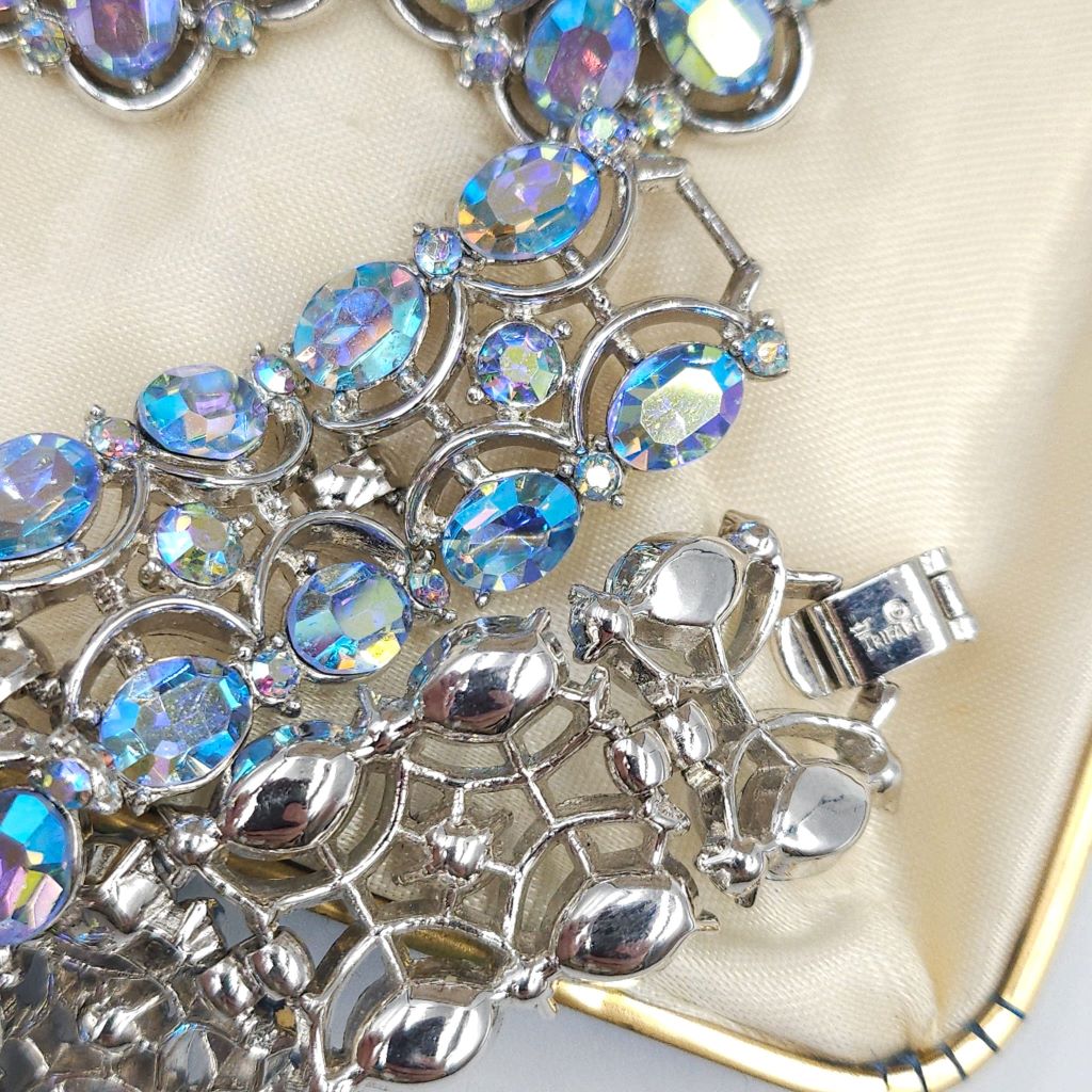Demi parure della seconda metà degli anni '50, firmata Trifari, composta da bracciale e grandi orecchini a clip, realizzati in lega Trifanium color argento con cristalli azzurri aurora borealis taglio rotondo e ovale - VINTAGE AMORE MIO