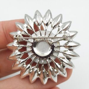 Spilla anni '50 firmata Sarah Coventry, metallo color argento con grandissimo cristallo smeraldo centrale cristalli diamante - VINTAGE AMORE MIO
