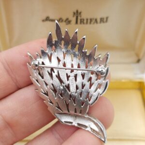 Spilla Trifari del 1960 circa, decoro botanico, lega Trifanium color argento satinato con dettagli lucidi - VINTAGE AMORE MIO