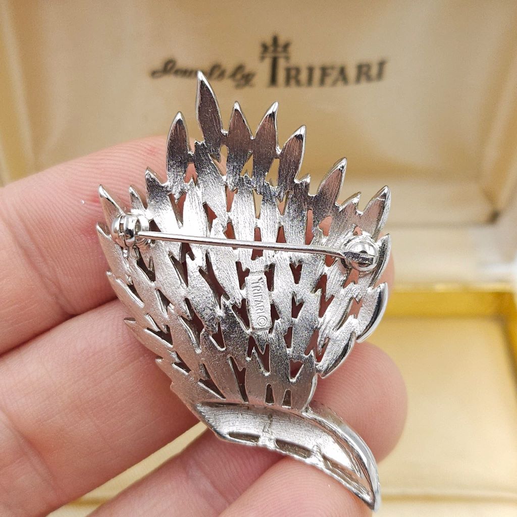 Spilla Trifari del 1960 circa, decoro botanico, lega Trifanium color argento satinato con dettagli lucidi - VINTAGE AMORE MIO