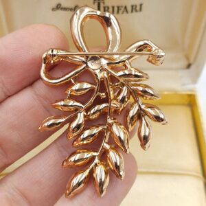 Spilla Trifari, risalente ai primi anni '50, realizzata in lega Trifanium color oro con cristalli diamante taglio navette, decoro con fiocco - VINTAGE AMORE MIO
