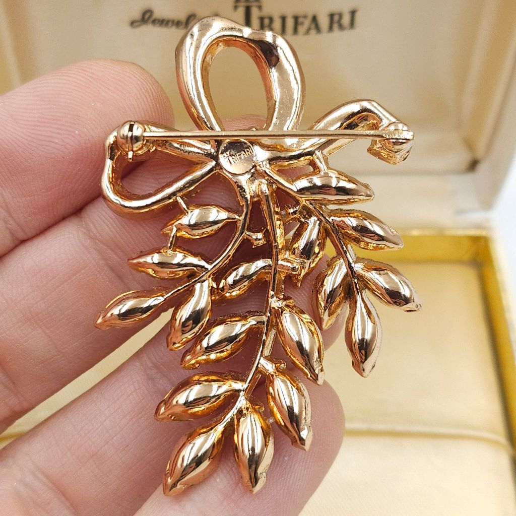 Spilla Trifari, risalente ai primi anni '50, realizzata in lega Trifanium color oro con cristalli diamante taglio navette, decoro con fiocco - VINTAGE AMORE MIO