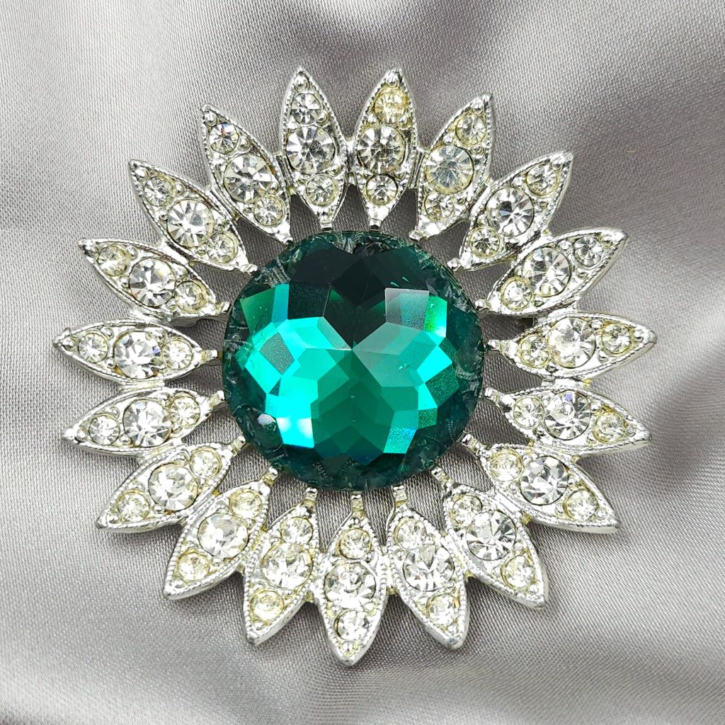 Spilla anni '50 firmata Sarah Coventry, metallo color argento con grandissimo cristallo smeraldo centrale cristalli diamante - VINTAGE AMORE MIO