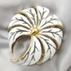 Spilla Trifari anni ’50 oro e smalto bianco