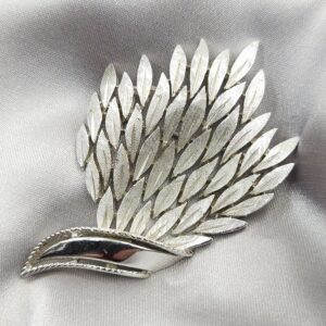 Spilla Trifari del 1960 circa, decoro botanico, lega Trifanium color argento satinato con dettagli lucidi - VINTAGE AMORE MIO