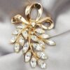 Spilla Trifari primi anni ’50 lega trifanium oro e cristalli navette