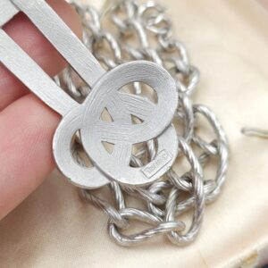 Collana firmata Trifari realizzata nei primissimi anni '60, composta da spessa catena e pendente a forma croce rielaborata, in lega Trifanium color argento satinato - VINTAGE AMORE MIO