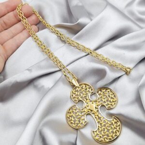 Collana Trifari, risalente alla fine degli anni '50, composta da spessa catena e pendente molto grande a forma di croce stilizzata, realizzata in lega Trifanium color oro con lavorazione a cera persa e dettagli lucidi - VINTAGE AMORE MIO
