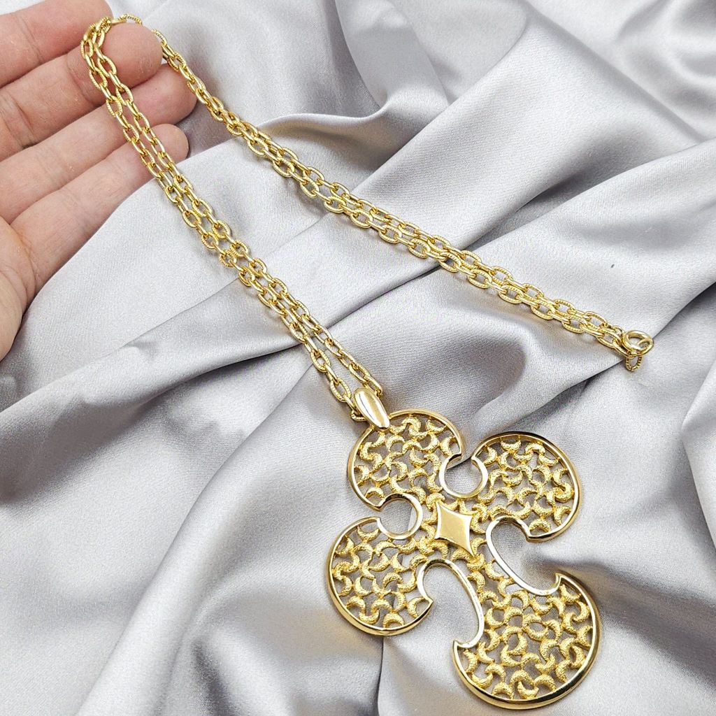 Collana Trifari, risalente alla fine degli anni '50, composta da spessa catena e pendente molto grande a forma di croce stilizzata, realizzata in lega Trifanium color oro con lavorazione a cera persa e dettagli lucidi - VINTAGE AMORE MIO