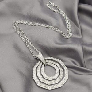 Collana Trifari risalente alla seconda metà degli anni cinquanta, composta da catena e grandissimo pendente snodato, realizzata in lega Trifanium color argento con lavorazione a cera persa e dettagli lucidi - VINTAGE AMORE MIO