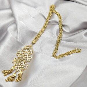 Collana waterfall firmata Trifari, risalente al 1960 circa, catena e grande pendente con decoro floreale in lega Trifanium color oro con tre nappe - VINTAGE AMORE MIO