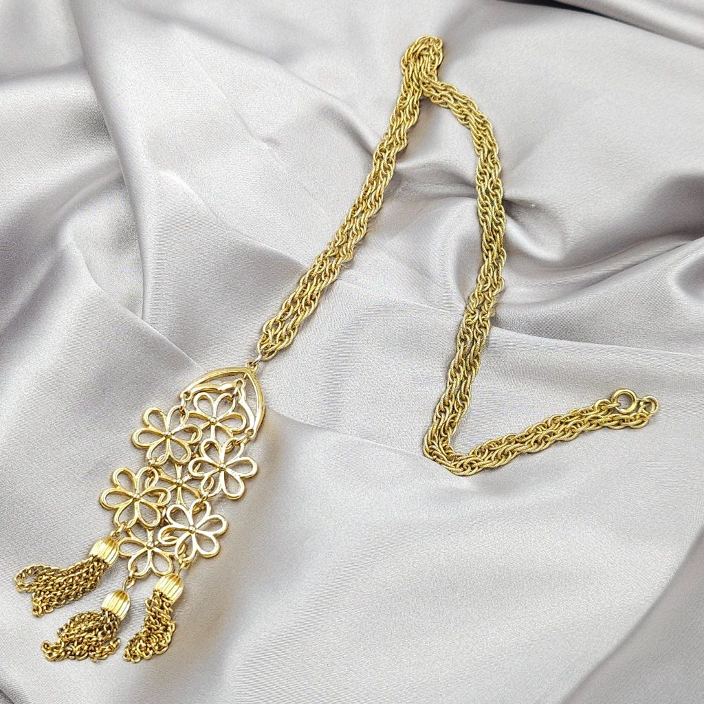 Collana waterfall firmata Trifari, risalente al 1960 circa, catena e grande pendente con decoro floreale in lega Trifanium color oro con tre nappe - VINTAGE AMORE MIO