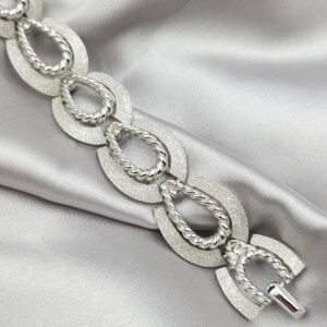 Bracciale Trifari risalente al 1960 circa, realizzato in lega Trifanium color argento satinato con dettagli a cordoncino - VINTAGE AMORE MIO