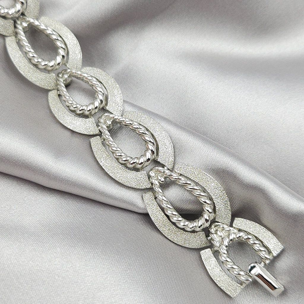 Bracciale Trifari risalente al 1960 circa, realizzato in lega Trifanium color argento satinato con dettagli a cordoncino - VINTAGE AMORE MIO