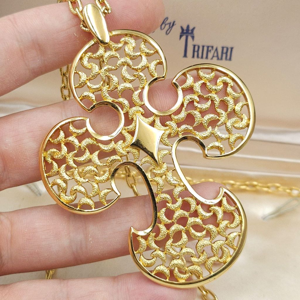 Collana Trifari, risalente alla fine degli anni '50, composta da spessa catena e pendente molto grande a forma di croce stilizzata, realizzata in lega Trifanium color oro con lavorazione a cera persa e dettagli lucidi - VINTAGE AMORE MIO