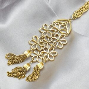 Collana waterfall firmata Trifari, risalente al 1960 circa, catena e grande pendente con decoro floreale in lega Trifanium color oro con tre nappe - VINTAGE AMORE MIO