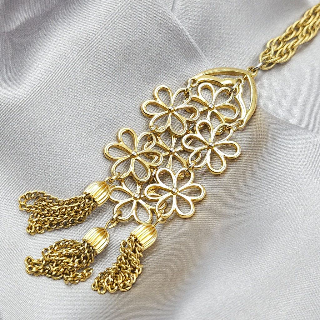 Collana waterfall firmata Trifari, risalente al 1960 circa, catena e grande pendente con decoro floreale in lega Trifanium color oro con tre nappe - VINTAGE AMORE MIO