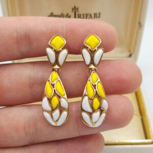 Orecchini primi anni '60 a clip firmati Trifari, con pendenti snodati, realizzati in lega Trifanium color oro con cabochones di pasta di vetro bianca e gialla - VINTAGE AMORE MIO